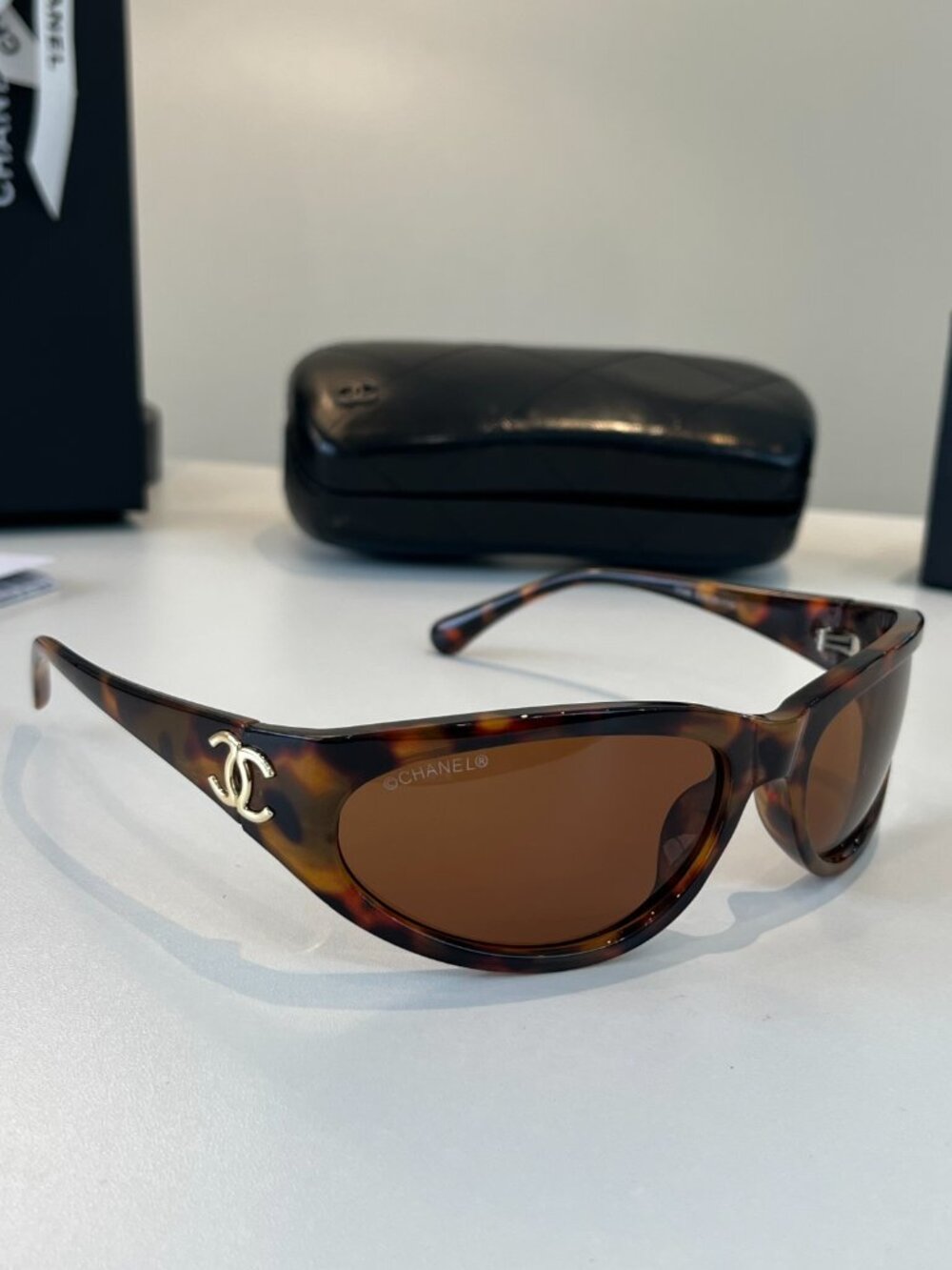 Vintage Chanel gold logo sunglasses - Picture 4 of 10